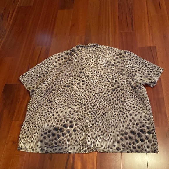 Briggs New York cheetah animal print button down top - Picture 6 of 6